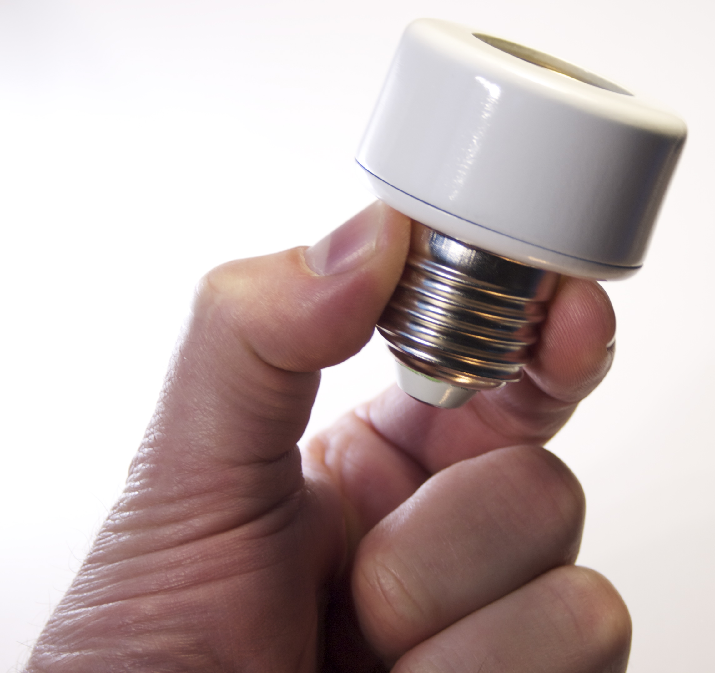 Connected consumer device with screw base